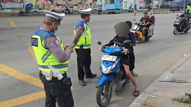 Ditlantas PMJ Tindak 172 Pelanggar Lalin Pakai ETLE Handheld di Akhir Pekan (dok. Polda Metro Jaya)