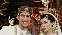 “Alhamdulillah, akhirnya kami bisa melangkah masuk ke tahapan indah ini bersama-sama. Kami berharap pernikahan ini bukan hanya menjadi awal yang indah, tetapi juga perjalanan panjang yang penuh dengan pembelajaran, tawa, cinta dan kebersamaan. Semoga kami selalu bisa menjadi rumah untuk satu sama lain, yang saling melindungi, mendukung juga menyayangi dalam keadaan apapun,” ungkap El Rumi dalam rilis dari Bridestory yang diterima detikcom, Senin (27/4/2026). Foto: dok instagram El Rumi