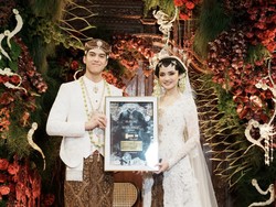 Politisi Fadel Muhammad dengan istrinya, Hana Shahab, yang merupakan salah satu tamu undangan yang hadir dalam prosesi akad tersebut, membocorkan rincian mahar yang diberikan El Rumi. Ia menyebutkan jumlah mahar berupa Pound Sterling yang diberikan berkaitan erat dengan angka tahun pernikahan mereka yang digelar pada 2026. Foto: dok instagram El Rumi