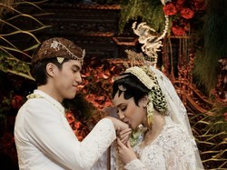 Syifa Hadju mencium tangan El Rumi setelah resmi menjadi suami istri. Foto: dok instagram El Rumi