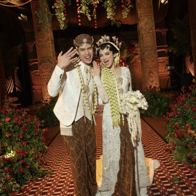 Foto-foto Pernikahan El Rumi dengan Syifa Hadju