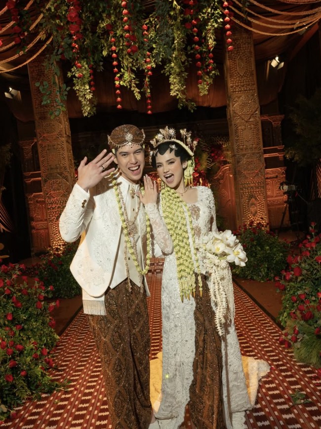Foto-foto Pernikahan El Rumi dengan Syifa Hadju