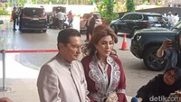 Mahar El Rumi untuk Syifa Hadju juga dibocorkan Politisi Fadel Muhammad dengan istrinya, Hana Shahab. Maharnya itu 2.026 Poundsterling . Kemudian ada emas, kata Hana Shahab saat ditemui usai prosesi akad di kawasan Kuningan, Jakarta Selatan, Minggu (26/4/2026). Foto: Ahsan/detikHOT