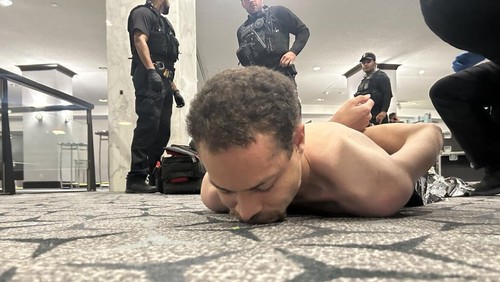 Foto penangkapan Cole Tomas Allen yang diunggah Trump via Truth Social