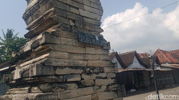 Gapura Segara Muncar di kompleks Makam Sunan Tembayat atau Ki Ageng Pandanaran, Bayat, Klaten. Gapura Segara Muncar di kompleks Makam Sunan Tembayat atau Ki Ageng Pandanaran, Bayat, Klaten.