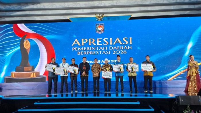Gubernur Jambi dan sejumlah kepala daerah yang mendapat penghargaan dari Kemendagri.