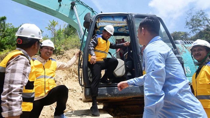 Gubernur Sulsel Andi Sudirman Sulaiman melakukan groundbreaking pembangunan jalan ruas Sabbang-Tallang dan Tallang-Sae di Kabupaten Luwu Utara.