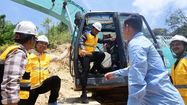 Gubernur Sulsel Andi Sudirman Sulaiman melakukan groundbreaking pembangunan jalan ruas Sabbang-Tallang dan Tallang-Sae di Kabupaten Luwu Utara. Gubernur Sulsel Andi Sudirman Sulaiman melakukan groundbreaking pembangunan jalan ruas Sabbang-Tallang dan Tallang-Sae di Kabupaten Luwu Utara.