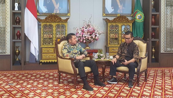 Gubernur Sumsel Herman Deru saat bincang santai dengan Direktur  Government Collaboration yang juga Wakil Pemred detikcom Elvan Dany Sutrisno di Griya Agung Palembang