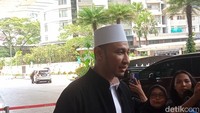 Beberapa tamu undangan dalam acara akad nikah itu di antaranya, Habib Usman bin Yahya yang bertindak sebagai penceramah sekaligus pembaca doa, mengaku El Rumi mengucapkan ijab kabul dengan satu tarikan napas. Foto: Ahsan/detikHOT