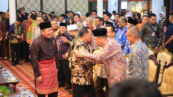 Halal bihalal masyarakat Sumbagsel di Griya Agung, Palembang.