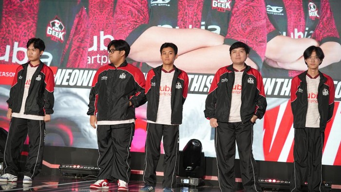 Setelah menang dari Evos pada hari pertama kemarin (24/4), Onic akan kembali bermain dalam lanjutan babak Reguler Season MPL ID S17 pekan kelima. Pada hari ketiga ini, mereka akan menghadapi Geek Fam.