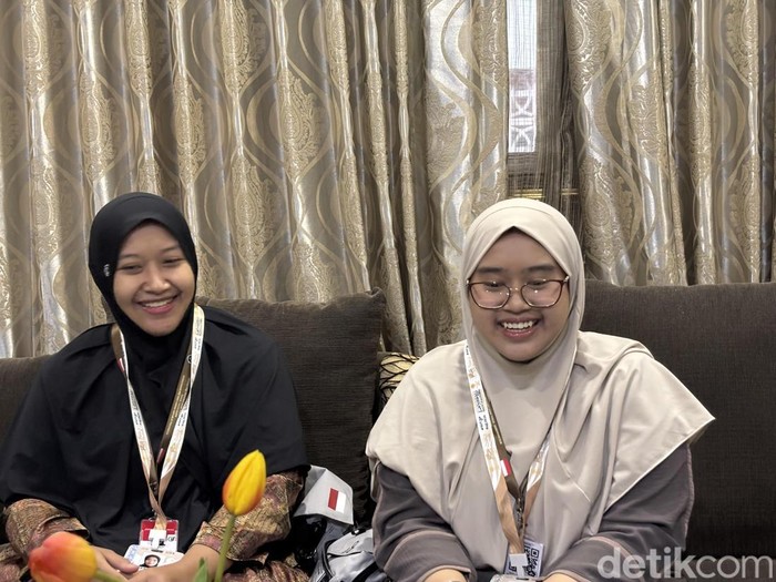 Aysilla Naila Sari jemaah haji Embarkasi Surabaya berusia 15 tahun (kanan) dan kakaknya Nila Septiana Sari (33)