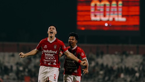 Bek Bali United asal Brasil, Joao Ferrari (depan) dipastikan absen saat menghadapi PSM Makassar di Stadion Kapten I Wayan Dipta, Senin (27/4/2026).