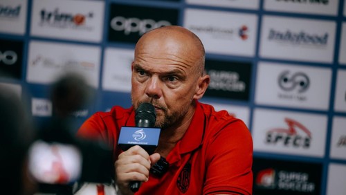 Pelatih Bali United, Johnny Jansen saat konferensi pers jelang menghadapi PSM Makassar, Minggu (26/4/2026). /Dok. Bali United