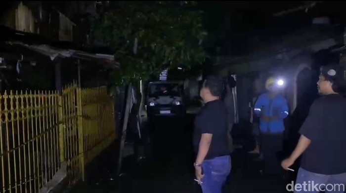 Kebakaran rumah di Makassar tewaskan pemuda saat bantu padamkan api.