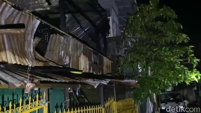 Kebakaran rumah di Makassar tewaskan pemuda saat bantu padamkan api.
