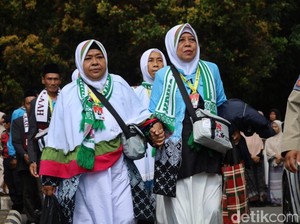 Suasana Haru Lepas Keberangkatan 445 Jemaah Haji di Kuningan