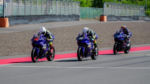 Para pembalap Kejurnas Pertamina Mandalika Racing Series tengah melakoni balapan di Sirkuit Mandalika, Lombok Tengah. (MGPA)