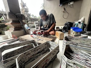 Bukan Rotan, Koran Bekas di Tangan Tirtayasa Jadi Kotak Tisu-Bokor Cantik