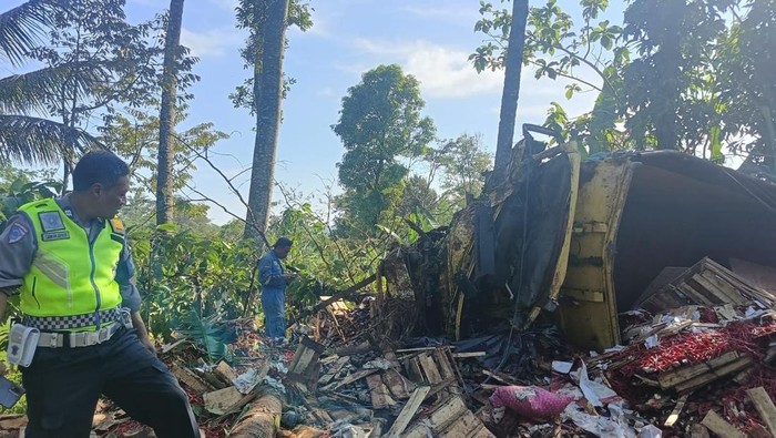 Kondisi truk BG 8360 KO yang mengalami kecelakaan di turunan Rujak Asem, Bejen, Temanggung, Minggu (26/4/2026).