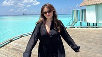 Aktris berusia 29 tahun itu memakai outfit hitam, kontras dengan panorama Maldives yang sangat cerah. Foto: Instagram @aruanmarsha