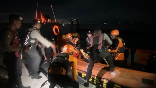 Tim SAR gabungan Nusa Penida mengevakuasi mayat pemancing di pelabuhan Banjar Nyuh, Nusa Penida, Sabtu (25/4/2026).