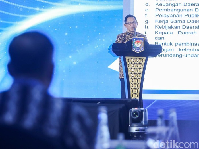 Menteri Dalam Negeri Tito Karnavian saat memberikan arahan kepada pemerintah daerah dalam kegiatan Apresiasi Pemerintah Daerah 2026 di Palembang, Sumatera Selatan, Sabtu (25/4/2026).

Mendagri menegaskan kontribusi pemda menjadi faktor penting dala