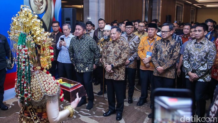 Menteri Dalam Negeri Tito Karnavian saat memberikan arahan kepada pemerintah daerah dalam kegiatan Apresiasi Pemerintah Daerah 2026 di Palembang, Sumatera Selatan, Sabtu (25/4/2026).

Mendagri menegaskan kontribusi pemda menjadi faktor penting dalam menjaga stabilitas ekonomi berkelanjutan.