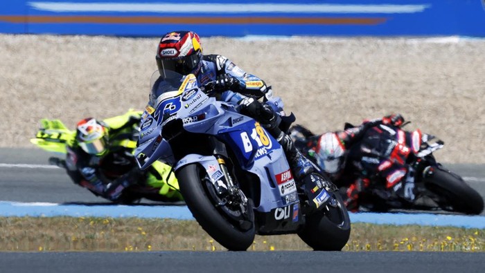 Balapan MotoGP Spanyol 2026 di Sirkuit Jerez berlangsung panas dan penuh drama, Minggu (26/4/2026) malam WIB. Alex Marquez tampil sebagai pemenang setelah memanfaatkan insiden yang menimpa sang kakak, Marc Marquez, yang harus mengakhiri balapan lebih