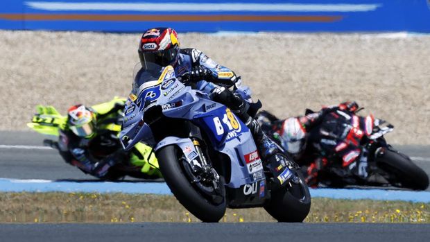 Balapan MotoGP Spanyol 2026 di Sirkuit Jerez berlangsung panas dan penuh drama, Minggu (26/4/2026) malam WIB. Alex Marquez tampil sebagai pemenang setelah memanfaatkan insiden yang menimpa sang kakak, Marc Marquez, yang harus mengakhiri balapan lebih cepat akibat kecelakaan. REUTERS/Jon Nazca