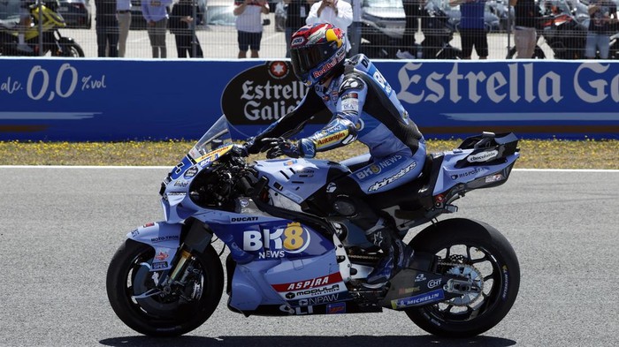 Balapan MotoGP Spanyol 2026 di Sirkuit Jerez berlangsung panas dan penuh drama, Minggu (26/4/2026) malam WIB. Alex Marquez tampil sebagai pemenang setelah memanfaatkan insiden yang menimpa sang kakak, Marc Marquez, yang harus mengakhiri balapan lebih
