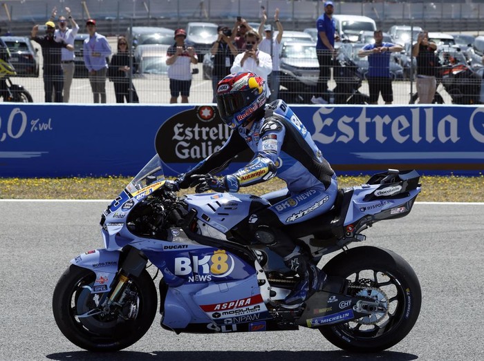 Balapan MotoGP Spanyol 2026 di Sirkuit Jerez berlangsung panas dan penuh drama, Minggu (26/4/2026) malam WIB. Alex Marquez tampil sebagai pemenang setelah memanfaatkan insiden yang menimpa sang kakak, Marc Marquez, yang harus mengakhiri balapan lebih