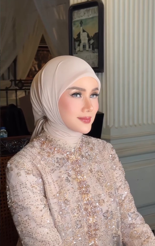 Riasan wajah soft glam bernuansa peach mempercantik wajah ibu tiga anak ini. Foto: Instagram/@makeupbysitas
