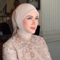 Riasan wajah soft glam bernuansa peach mempercantik wajah ibu tiga anak ini. Foto: Instagram/@makeupbysitas