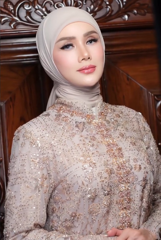 Makeup Mulan Jameela tampak lembut dengan palet pastel, namun tetap terkesan mewah berkat riasan mata bronze dan sentuhan shimmer. Foto: Instagram/@makeupbysitas