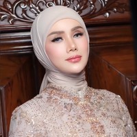 Makeup Mulan Jameela tampak lembut dengan palet pastel, namun tetap terkesan mewah berkat riasan mata bronze dan sentuhan shimmer. Foto: Instagram/@makeupbysitas