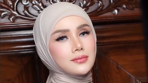 Mulan Jameela di Pengajian Jelang Nikah El Rumi, Makeup Fresh Nuansa Peach