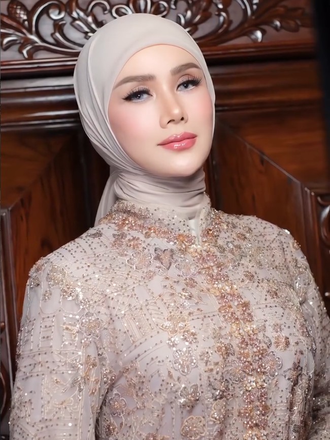Mulan Jameela di Pengajian Jelang Nikah El Rumi, Makeup Fresh Nuansa Peach