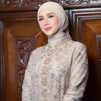 Mulan Jameela turut jadi sorotan di rangkaian pernikahan El Rumi dan Syifa Hadju. Hadir di pengajian keluarga, penyanyi sekaligus anggota DPR ini memilih tunik yang senada dengan hijab. Foto: Instagram/@makeupbysitas