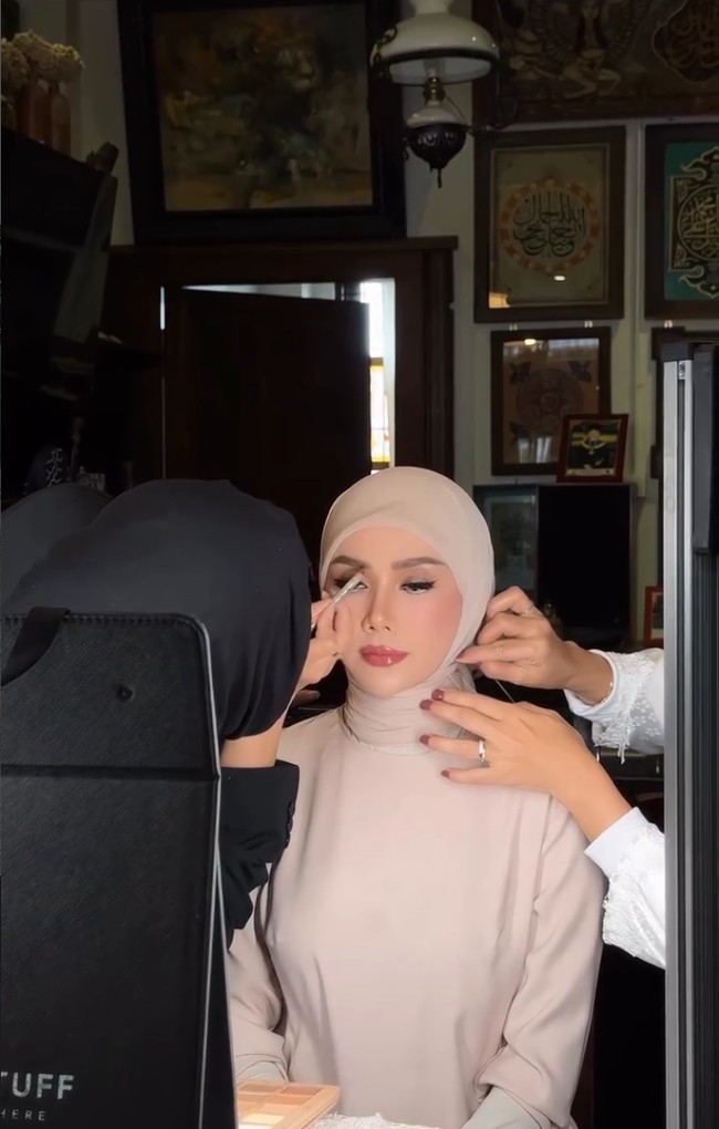 Tunik tampak mewah berhias payet dan kristal, sementara jilbab dibuat lebih minimalis, untuk menyeimbangkan keseluruhan busana agar tak berlebihan. Foto: Instagram/@makeupbysitas