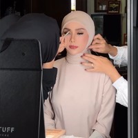 Tunik tampak mewah berhias payet dan kristal, sementara jilbab dibuat lebih minimalis, untuk menyeimbangkan keseluruhan busana agar tak berlebihan. Foto: Instagram/@makeupbysitas