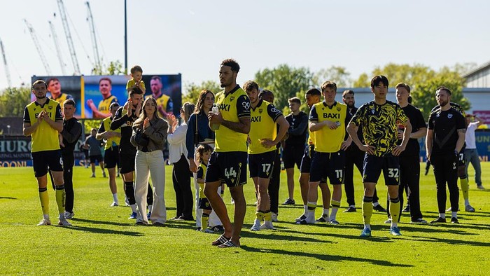 OXFORD, ENGLAND - APRIL 25: Oxford United players applaud the fans after the Sky Bet Championship match between Oxford United and Sheffield Wednesday at Kassam Stadium on April 25, 2026 in Oxford, England. (Photo by Leila Coker/Getty Images)