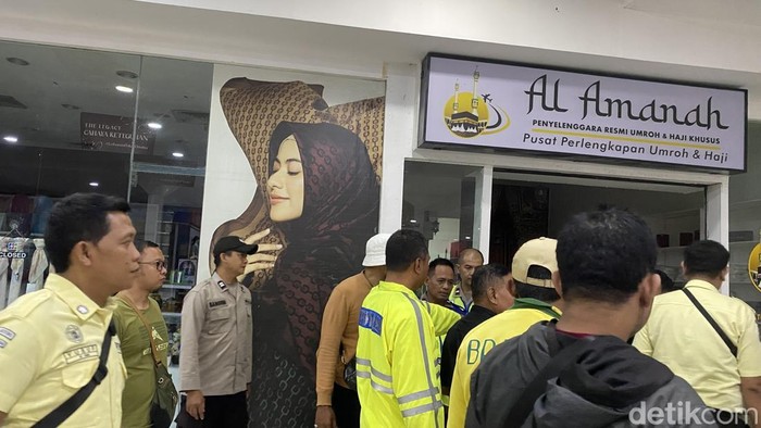 Para korban dugaan penipuan menggeruduk kantor agen travel haji dan umrah di Java Mall, Kecamatan Semarang Selatan, Kota Semarang, Minggu (26/4/2026).