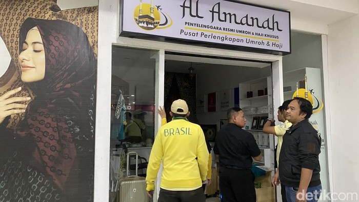 Para korban dugaan penipuan menggeruduk kantor agen travel haji dan umrah di Java Mall, Kecamatan Semarang Selatan, Kota Semarang, Minggu (26/4/2026).