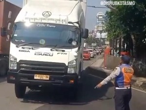 Dishub Cegat Truk di Tanjakan Silayur Semarang Didukung Warga-Mahasiswa