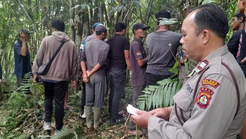 Penyelidikan dilakukan polisi di lokasi kejadian tempat Nyoman S dan AARW bunuh diri, Minggu (26/4/2026). (Dok Polres Gianyar).