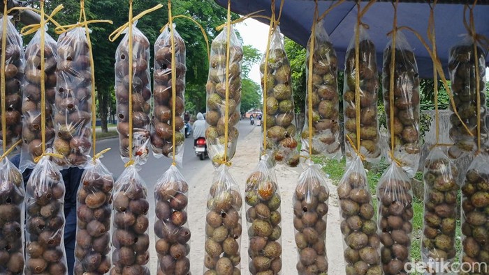 Pedagang buah matoa di Jalan Sunggal, Kota Medan, Minggu (26/4/2026)
