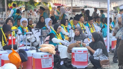 Pelepasan 397 calon jemaah haji asal Kota Mataram yang dilepas di halaman kantor Wali Kota Mataram, Minggu (26/4/2026).