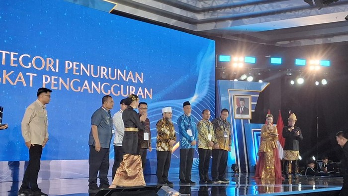 Pemberian penghargaan kepada daerah yang berhasil menurunkan angka pengangguran